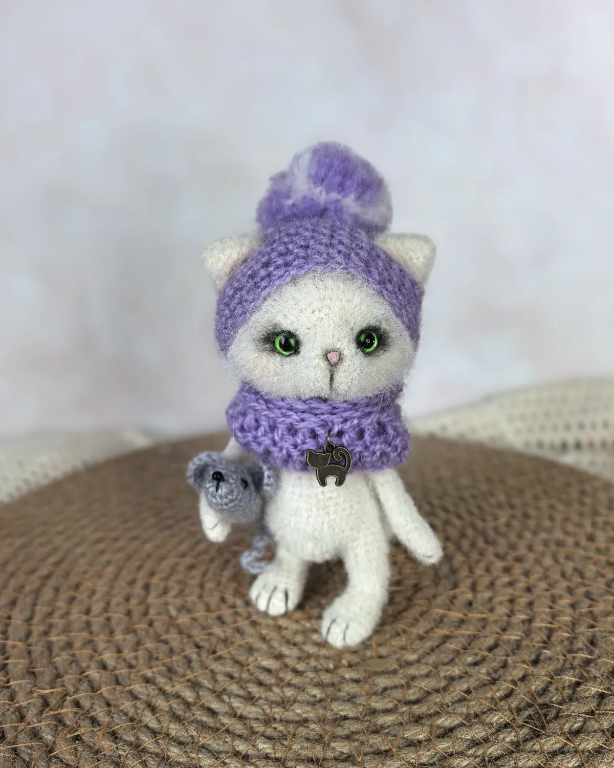 Вязаная игрушка белый кот