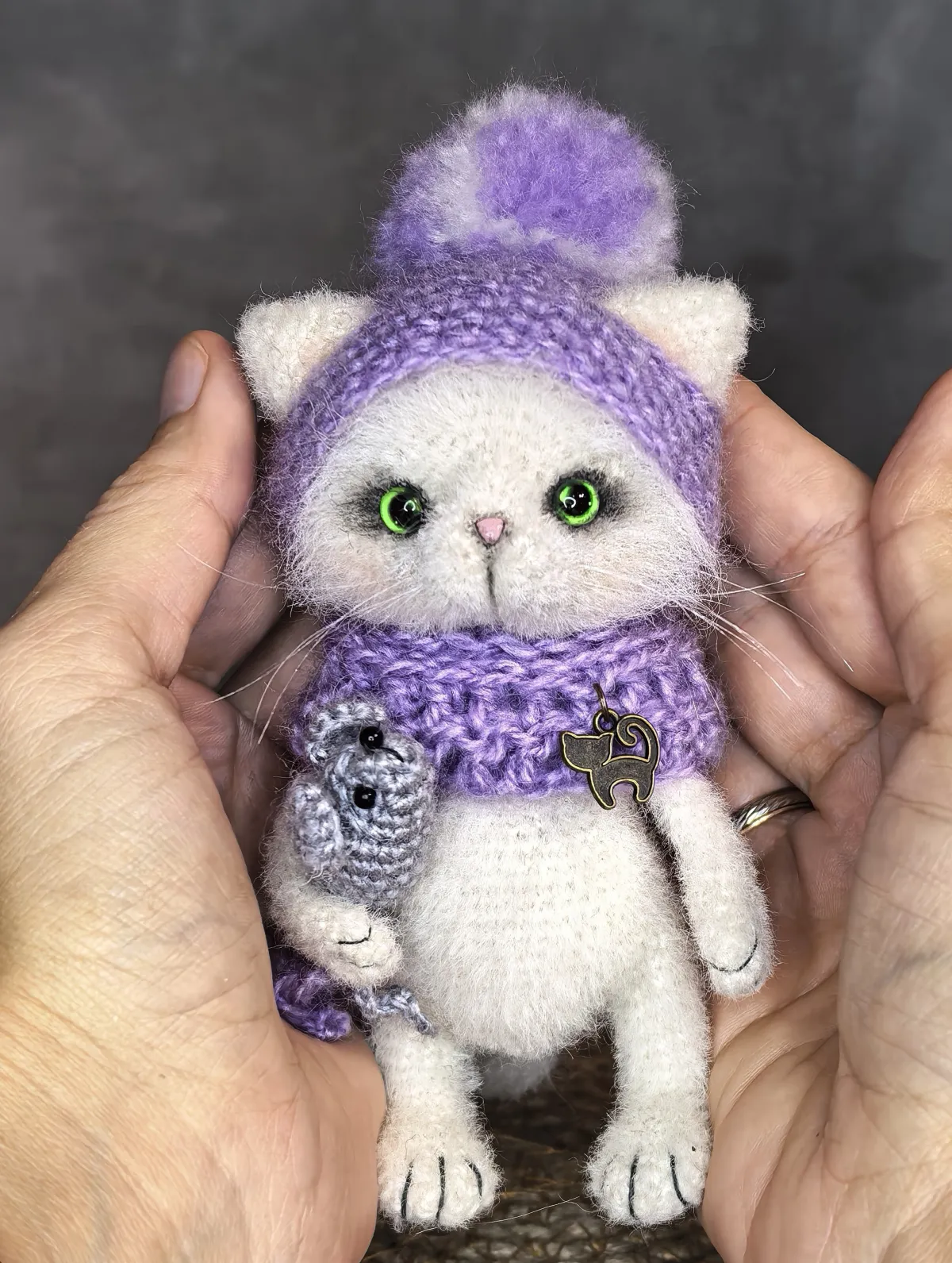 Вязаная игрушка белый кот