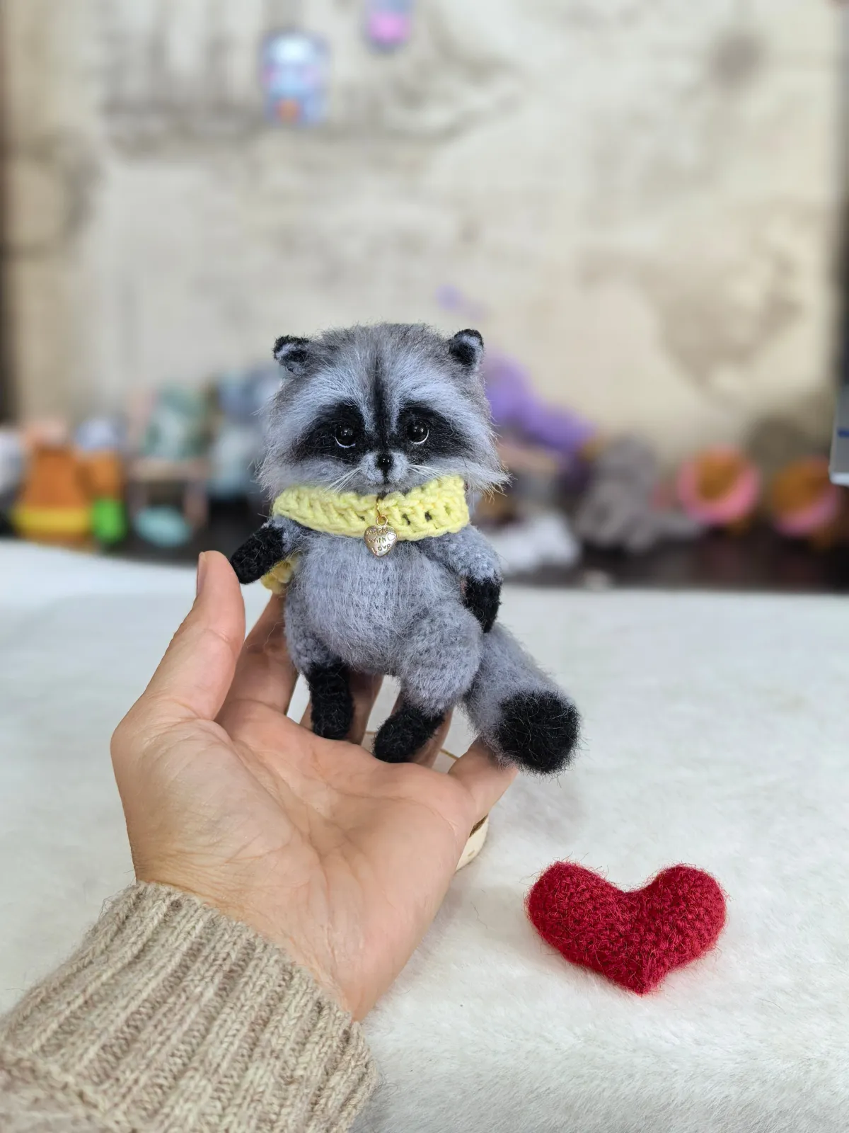 Вязаная игрушка Енот, цвет Серый