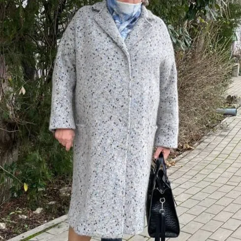 Вязаное твидовое пальто спицами