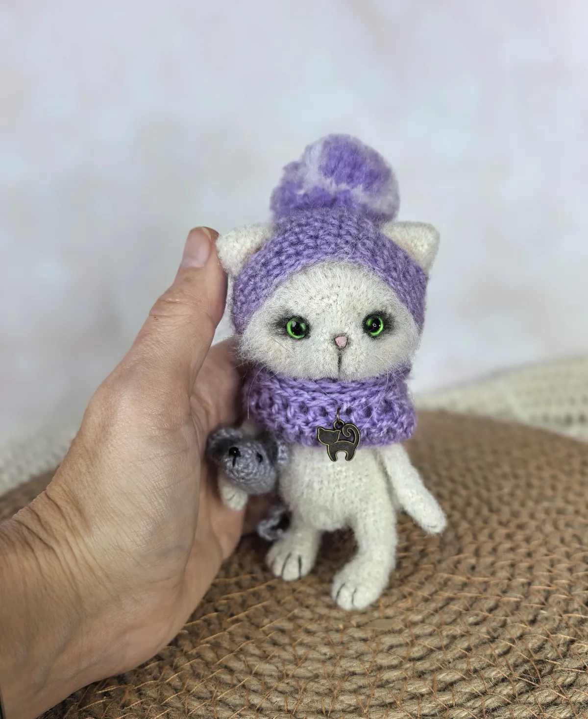 Вязаная игрушка белый кот