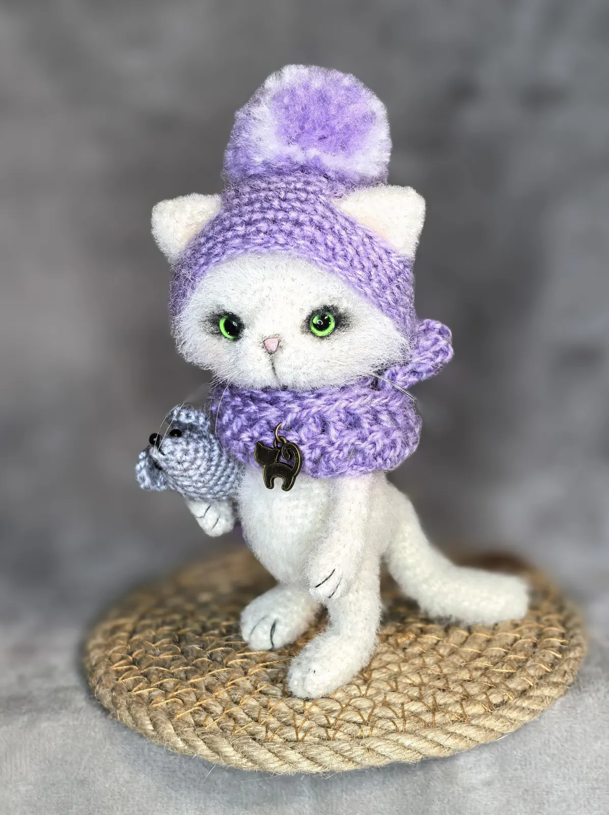 Вязаная игрушка белый кот