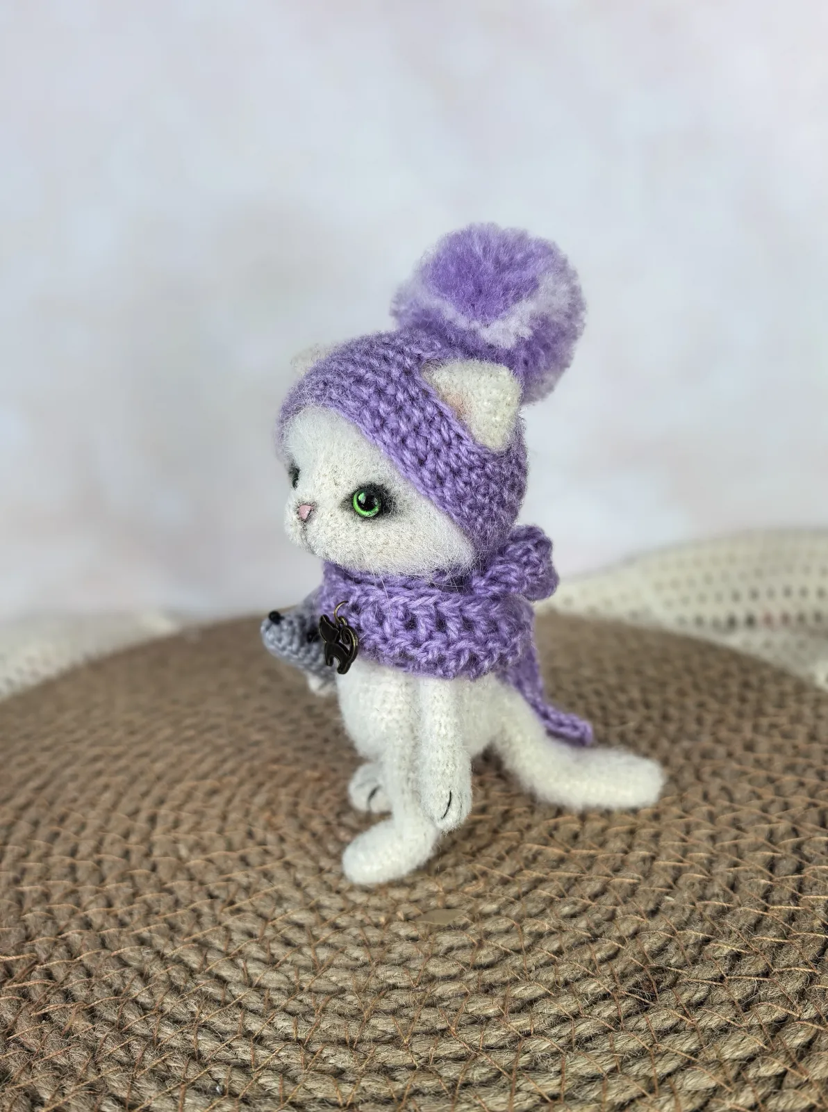 Вязаная игрушка белый кот