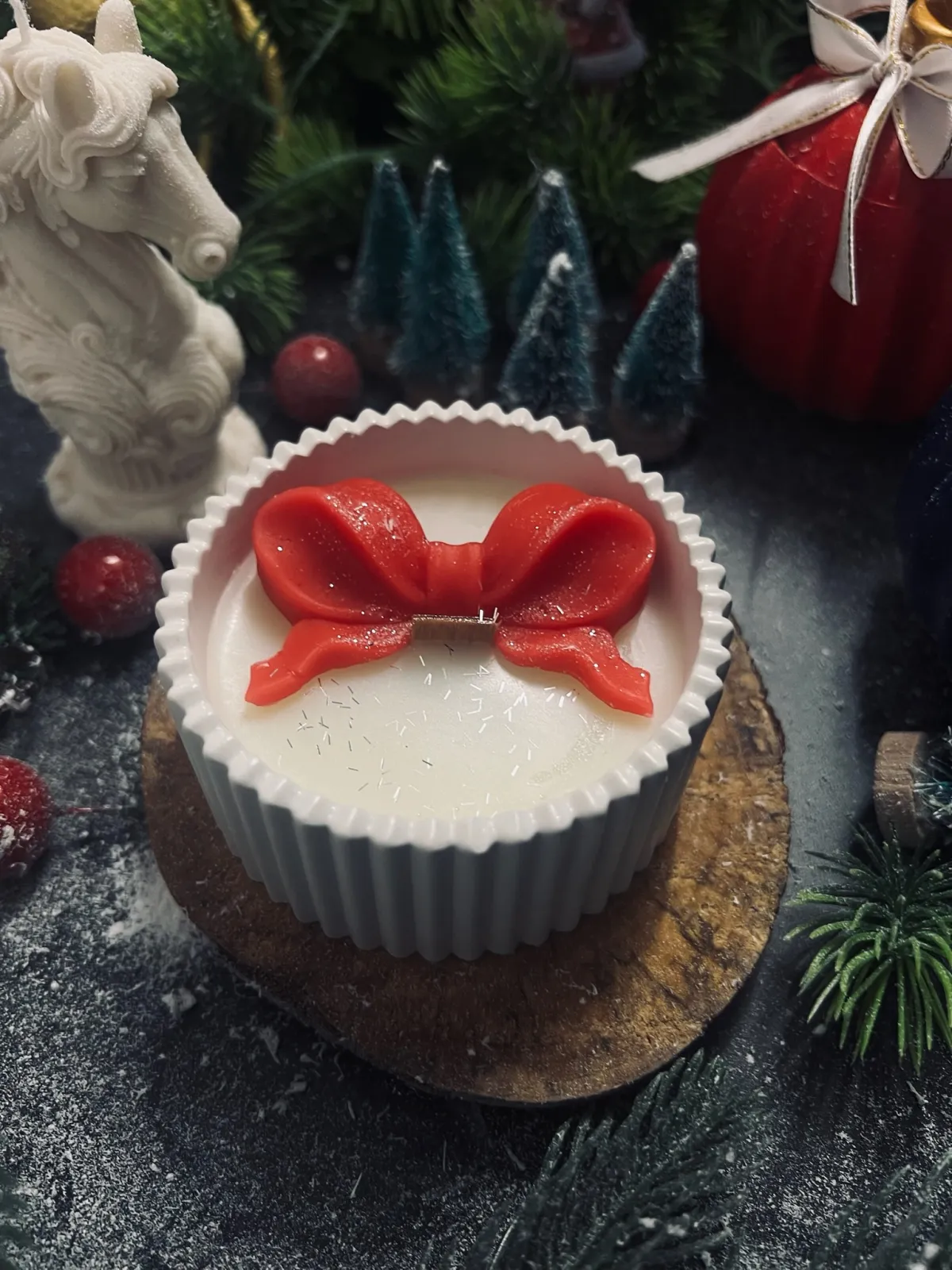 Новогодняя соевая ароматическая свеча "Бантик" цвет белый